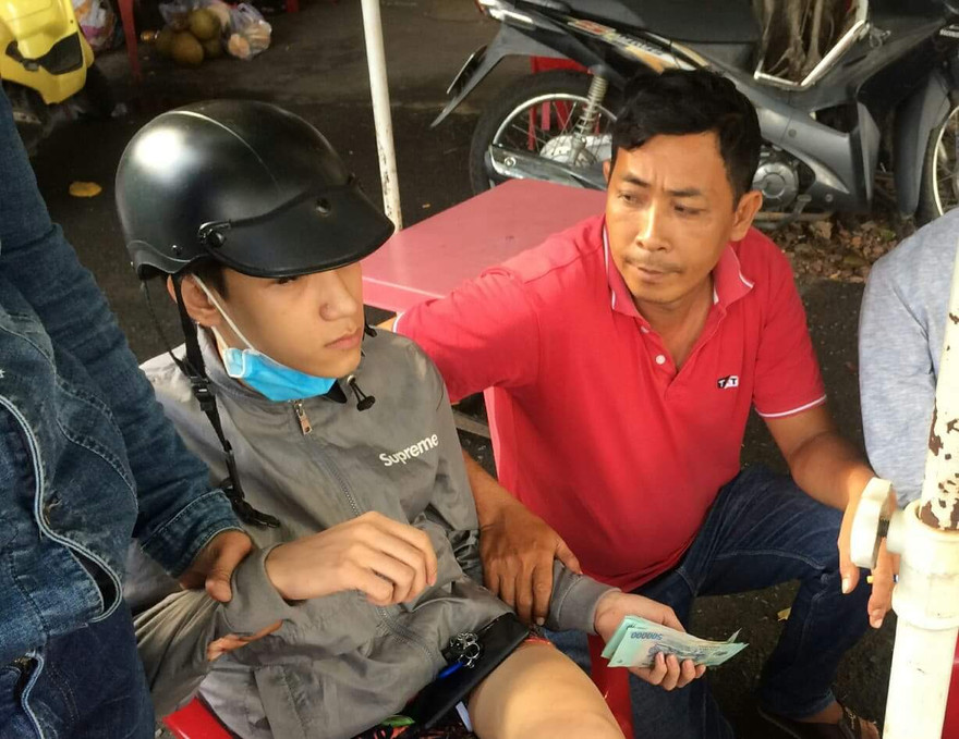 Đối tượng (đội nón đen) bị bắt sau khi tống tiền nạn nhân 