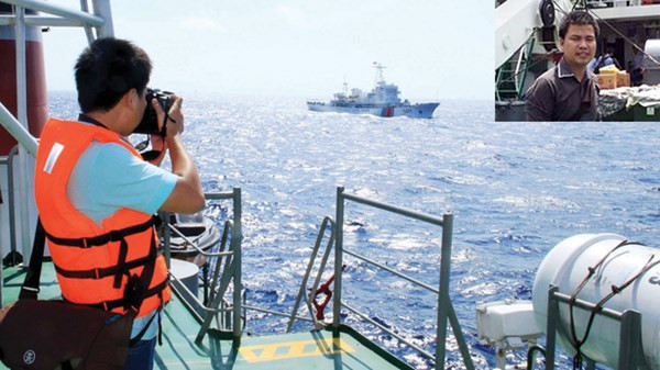 Phóng viên Nguyễn Huy của Tiền Phong tác nghiệp tại thực địa khu vực giàn khoan 981. Ảnh: P.V