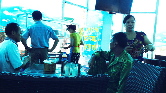  Bệnh nhân phải trả 25 ngàn đồng/cốc trà líp-tông tại một nhà ăn “xã hội hóa” Bệnh viện Thanh Nhàn. Ảnh: Tuấn Minh