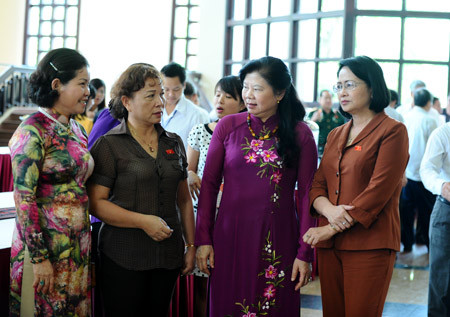 Đại biểu Quốc hội trao đổi trong giờ giải lao, ngày 9/6. Ảnh: Hoàng Long (Đại Đoàn Kết)