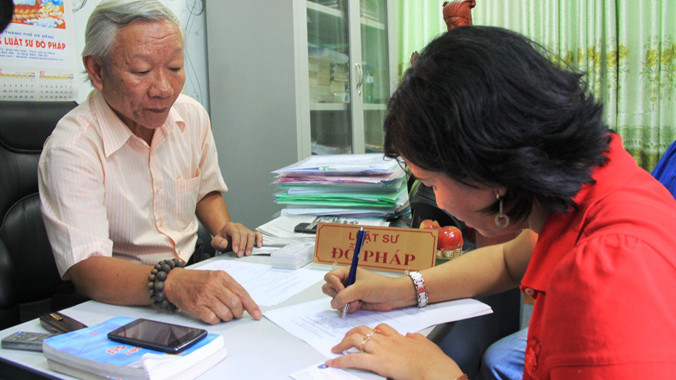 Gia đình bà Hoa (nguyên đơn) trao đổi với luật sư Đỗ Pháp