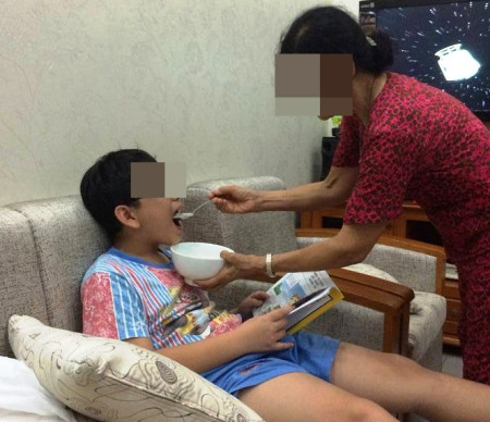 Nhiều đứa trẻ được gia đình phục vụ mọi lúc mọi chỗ, ngay cả những hoạt động cơ bản nhất của con người. (Ảnh được một chuyên gia tâm lý tại TPHCM cung cấp) 