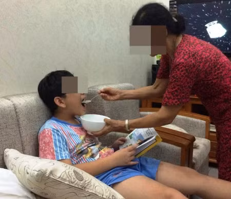 Nhiều đứa trẻ được gia đình phục vụ mọi lúc mọi chỗ, ngay cả những hoạt động cơ bản nhất của con người. (Ảnh được một chuyên gia tâm lý tại TPHCM cung cấp) 