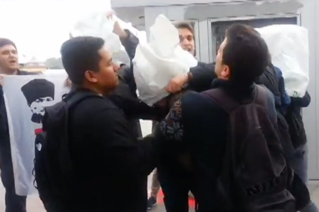 Những kẻ quá khích trùm túi bóng lên đầu lính Mỹ và tấn công họ.