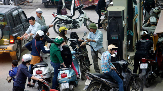 Giá xăng liên tục tăng thời gian qua. Ảnh: Như Ý