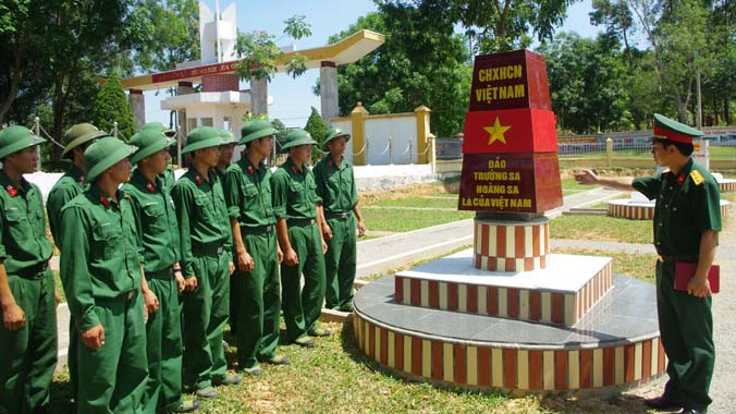 Thượng úy Bùi Thanh Hiếu chính trị viên Đại đội Trinh sát 20, Trung đoàn 1, Sư đoàn 324 với các chiến sỹ
