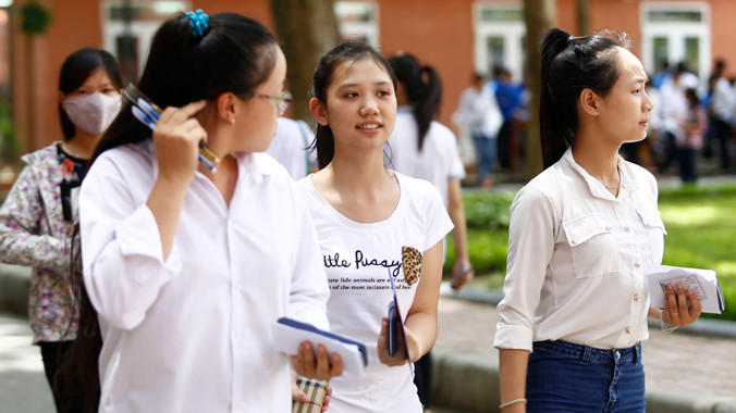 Thí sinh đến dự thi tại hội đồng thi trường Cao đẳng Y tế Hà Nội chiều ngày 15/7. Ảnh: Như Ý