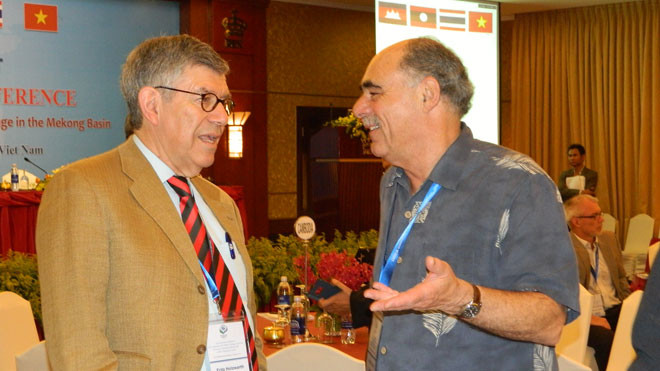 Ông Fritz Holzwarth, chuyên gia Bộ Môi trường Bảo tồn thiên nhiên, Xây dựng và An toàn hạt nhân Đức (bên trái) trao đổi tại hội nghị ảnh: LT