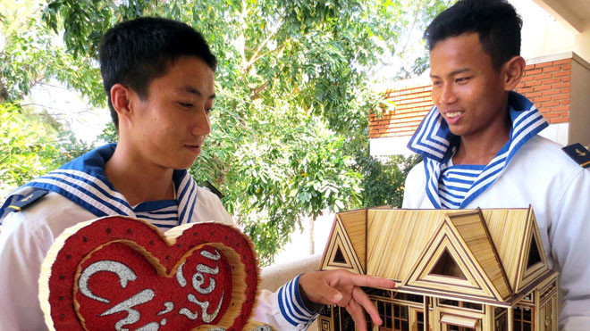 Các sản phẩm làm bằng tăm tre. ảnh: Tuấn Cường