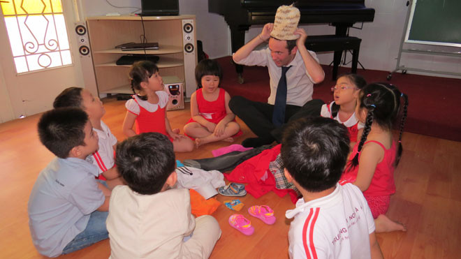 Kiểm tra ngoại ngữ các em mầm non bằng cách hỏi về các vật dụng, trang phục