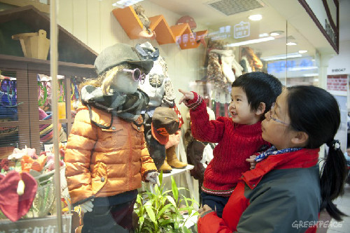  Nhiều hóa chất độc hại trong đồ dùng của trẻ có thể gây hàng loạt vấn đề sức khỏe. Ảnh: Greenpeace.