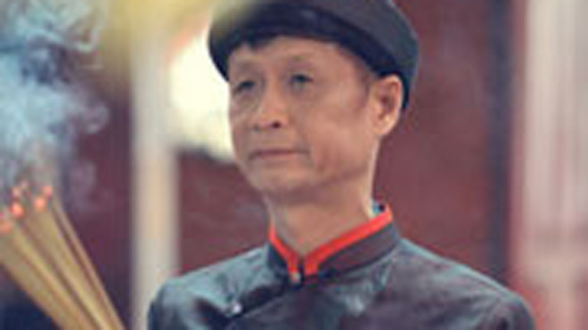 Đạo diễn Lê Hoàng làm mẫu ảnh.