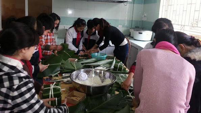 Các bạn trẻ gói bánh chưng tặng người vô gia cư