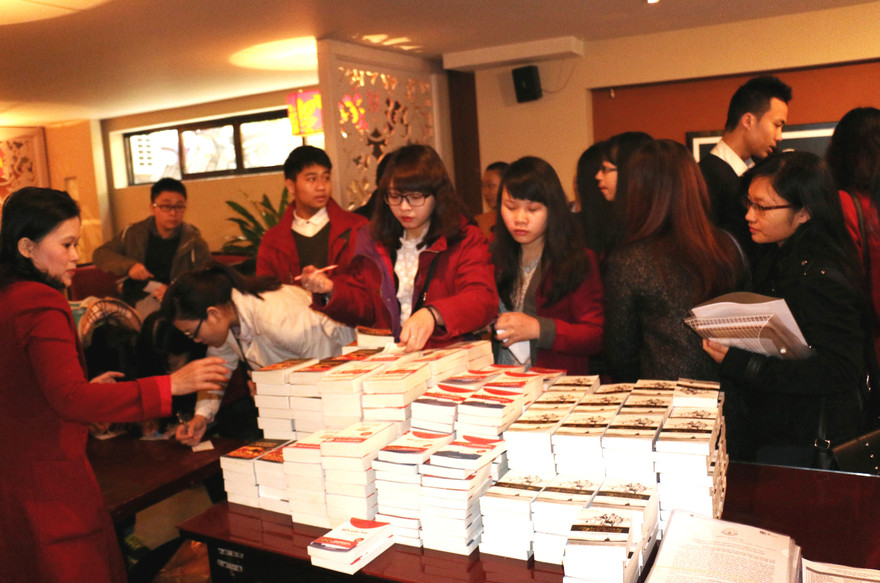 Các bạn trẻ đăng ký xin nhận sách.