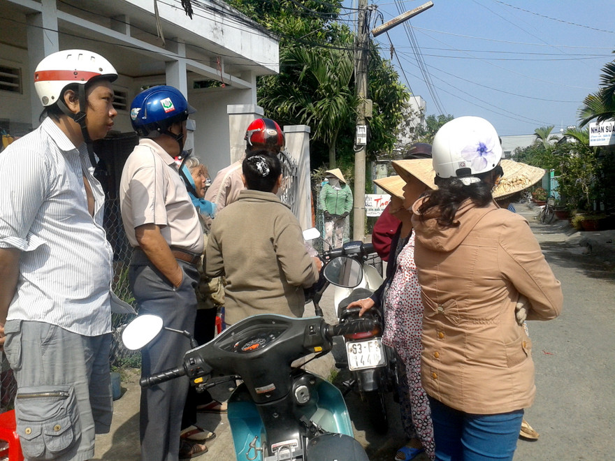 Nhiều người dân hiếu kỳ tập trung theo dõi vụ việc.