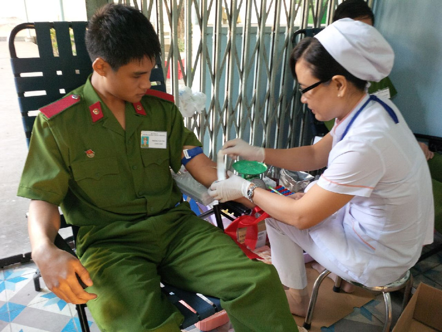 Học viên Đại học Cảnh sát Nhân dân hiến máu tại Chủ Nhật Đỏ. Ảnh: Trọng Thịnh.