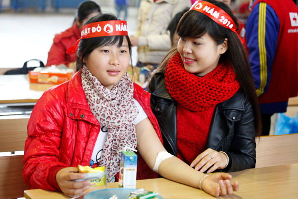 Người đẹp xứ Trà động viên các sinh viên Đại học Nông nghiệp hiến máu. Ảnh: Trung Hiền