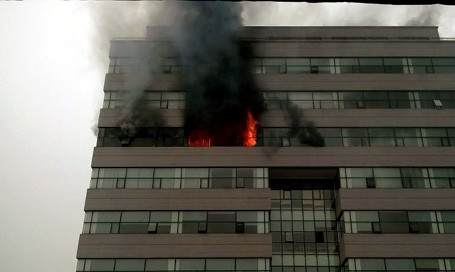 Giảng đường Đại học Ngoại Thương bốc cháy