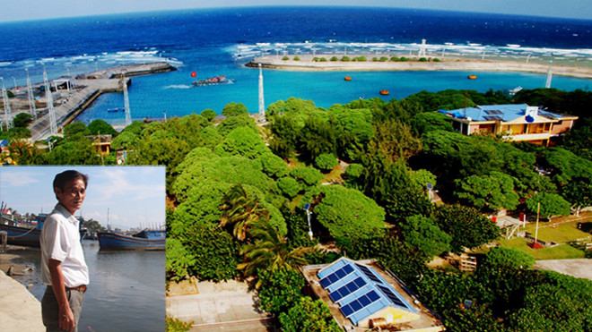 Ông Bùi Thanh Ninh (thôn Thiện Chánh 1, xã Tam Quan Bắc, huyện Hoài Nhơn, Bình Định) ra bến đón một tàu vừa trở về (ảnh nhỏ), ảnh: Hoài Văn. Đảo Song Tử Tây - Trường Sa, nơi ông Ninh đang có ý định xin đất dựng nhà làm cơ sở dịch vụ (ảnh lớn). Ảnh: Minh H