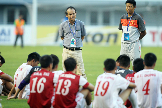 Bầu Đức (đứng, áo sơ mi) sẽ lánh mặt khỏi khu kỹ thuật đội U19 VN nhằm giúp các cầu thủ ổn định tâm lý. Ảnh: VSI