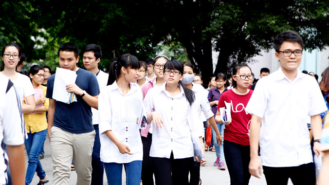 Thí sinh sau khi hoàn thành bài thi tại Hội đồng thi ĐH Ngoại Thương Hà Nội năm 2014. Ảnh: Như Ý