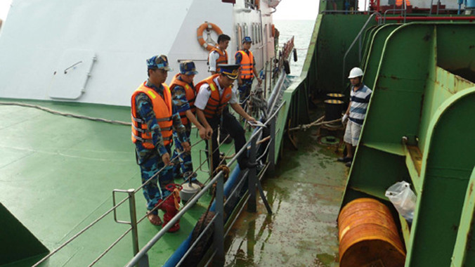 Tàu Cảnh sát biển tiếp cận tàu Sunrise và tiến hành hỗ trợ, lai dắt về cảng Vũng Tàu . Ảnh: Cảnh sát Biển Việt Nam