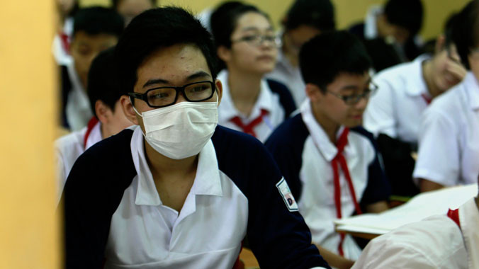 Nhiều học sinh lớp 8A8 trường THCS Đống Đa-Hà Nội, nơi có hàng chục em phải nghỉ học do nghi mắc sởi, phải bịt khẩu trang trong giờ học (ảnh chụp lúc 11h20 phút ngày 16/4). Ảnh: như ý