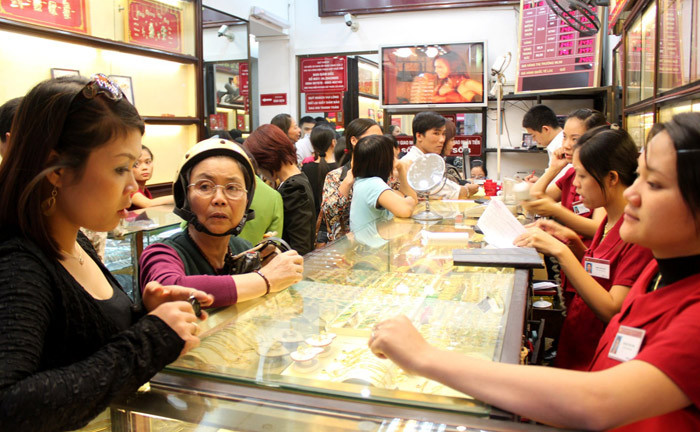 Từ ngày 14/2, khi mua bán vàng có giá trị từ 300 triệu đồng trở lên, người dân sẽ phải để lại thông tin cá nhân như số chứng minh thư, địa chỉ cư trú