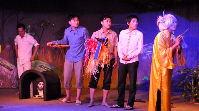 Cảnh trong vở kịch ma "3-5-7"