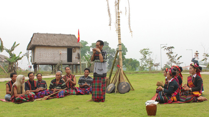 Mừng lễ hội trỉa lúa của đồng bào Bru - Vân Kiều tại Làng VHDL các DTVN. Ảnh: TTD