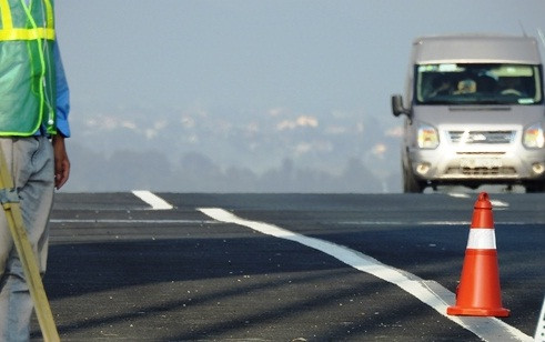 Mặt cầu nhấp nhô lượn sóng. Ảnh: Minh Cương