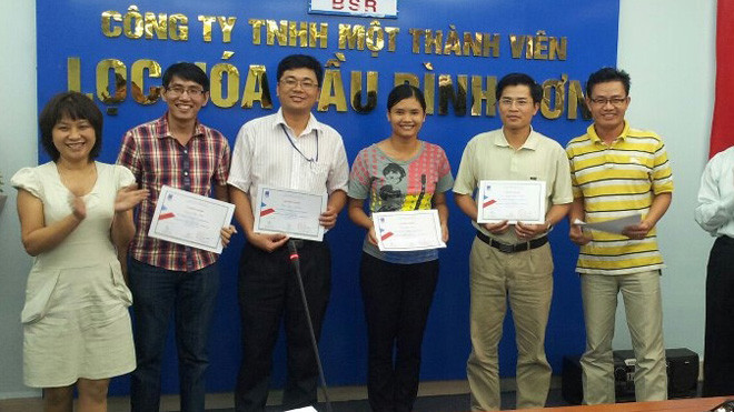 Nguyễn Tấn Nhật (thứ 2, từ trái sang), trong buổi tập huấn cho cán bộ công nhân viên Cty.