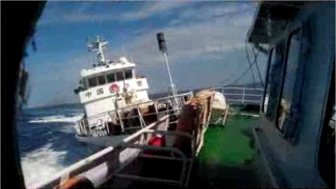 Tàu Trung Quốc hung hăng đâm vào tàu kiểm ngư Việt Nam. Ảnh: Cảnh sát biển cung cấp. 