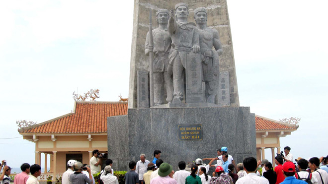  Ngư dân Lý Sơn thắp nhang dưới chân tượng đài hùng binh Hoàng Sa kiêm quản Bắc Hải bày tỏ tinh thần kiên quyết bám biển Hoàng Sa đến cùng. ảnh: Nam Cường