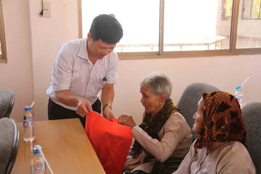 Đại diện Ngân hàng BIDV cùng đồng hành trong chuyến chúc tết.