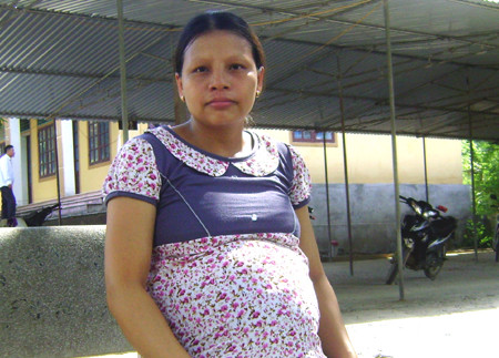  Trong chín tháng mang bầu, Lô Thị Thu vẫn không bỏ sót quãng đường 60km mỗi cuối tuần đến Trung tâm giáo dục thường xuyên huyện Con Cuông (Nghệ An) để chuẩn bị cho kỳ thi tốt nghiệp cấp ba.