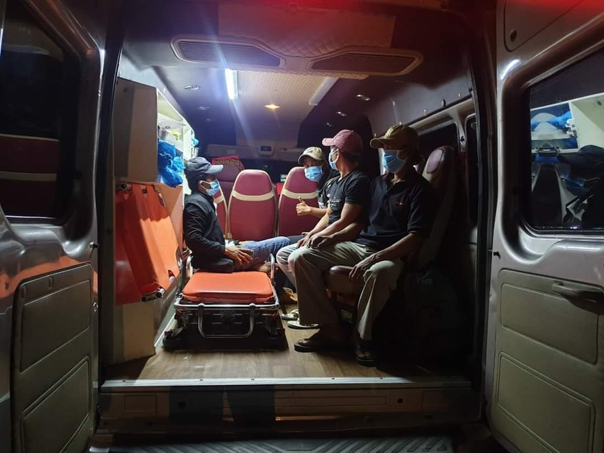 4 ngư dân Phú Yên đi bộ được đưa lên xe về nhà. Ảnh CTV.