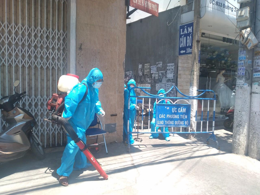 Lực lượng y tế Khánh Hoà chuẩn bị sát khuẩn một con hẻm có ca nghi mắc ở phường Vĩnh Phước. Ảnh LỮ HỒ.