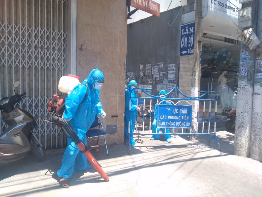 Lực lượng y tế Khánh Hoà chuẩn bị sát khuẩn một con hẻm có ca nghi mắc ở phường Vĩnh Phước. Ảnh LỮ HỒ.