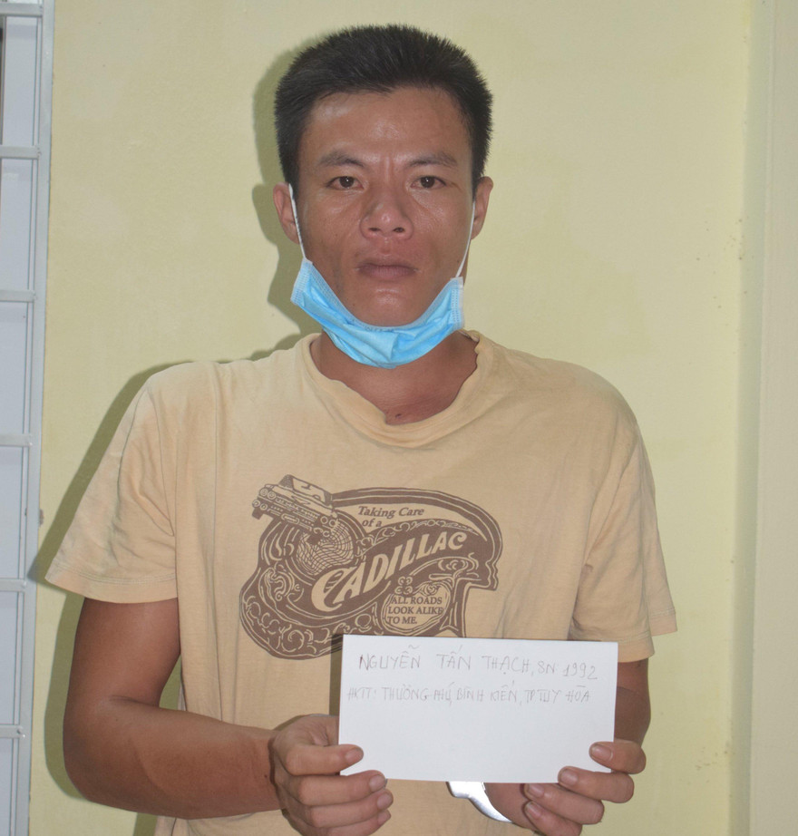 Đối tượng Nguyễn Tấn Thạch tại cơ quan công an. Ảnh Công an TP. Tuy Hoà cung cấp.