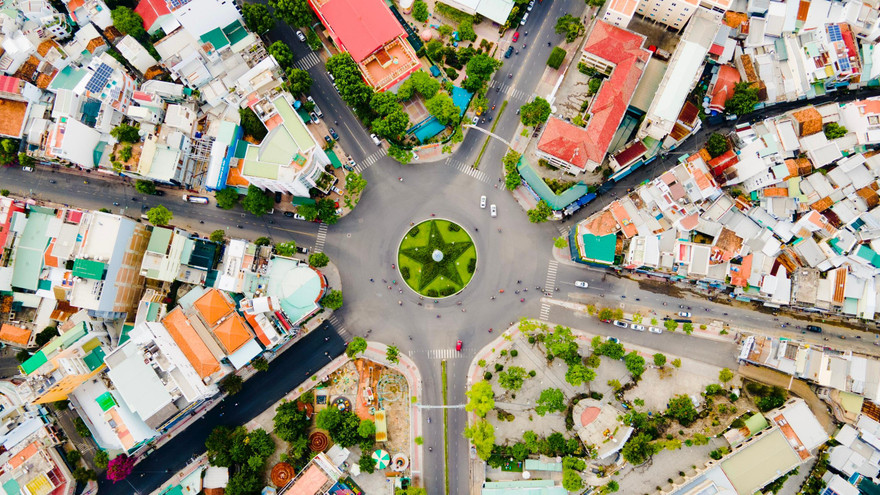 Ngã 7 Nha Trang vắng vẻ hơn ngày thường khi giản cách xã hội. Ảnh Nguyễn Hồng.