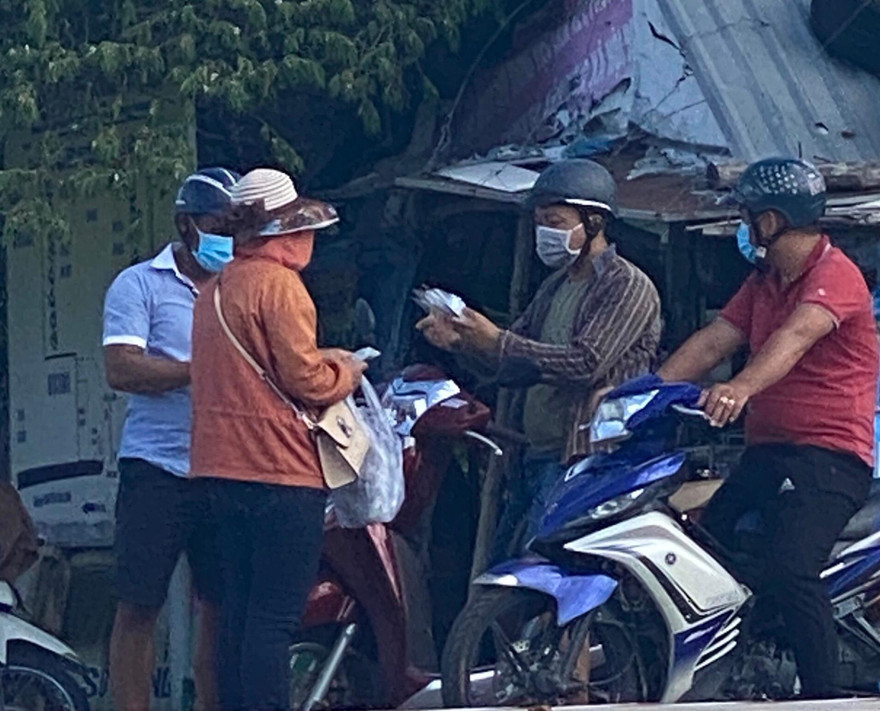 Chị H. bị Công an TP. Tuy Hoà bắt quả tang khi đang bán dạo kit test nhanh COVID - 19. Ảnh Công an TP. Tuy Hoà