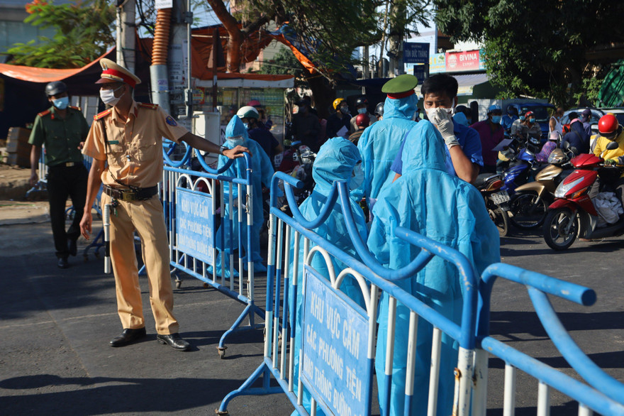 Lực lượng chức năng TP. Nha Trang phong toả một con đường có ca mắc COVID - 19. Ảnh LỮ HỒ.