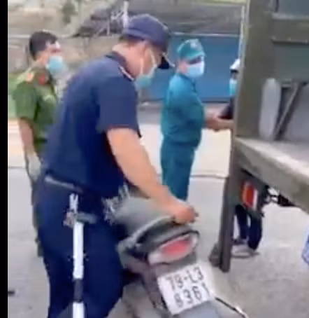 Cán bộ phường Vĩnh Hoà giữ xe công nhân đi mua bánh mì. Ảnh chụp lại clip.