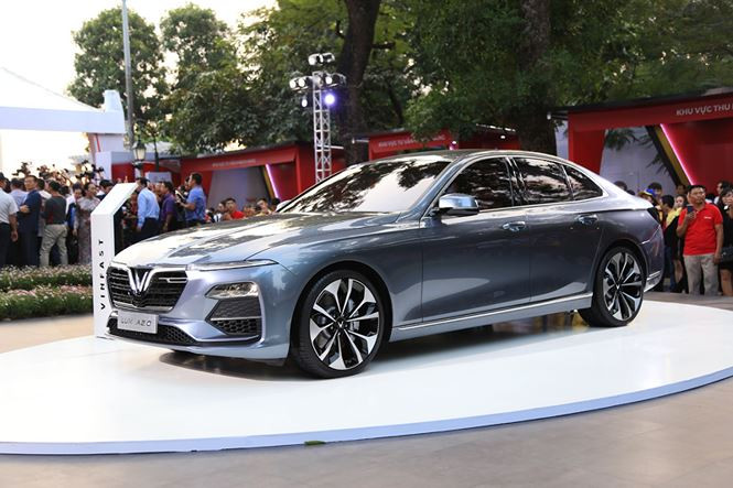 VinFast ra mắt và cho phép đặt hàng các mẫu xe máy điện và ôtô.