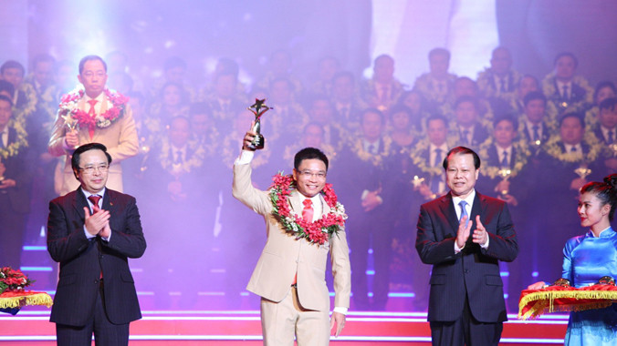 Phó Thủ tướng Vũ Văn Ninh và Trưởng ban Đối ngoại T.Ư Hoàng Bình Quân trao giải thưởng Sao Đỏ cho anh Nguyễn Văn Thắng, Chủ tịch HĐQT Ngân hàng TMCP Công thương Việt Nam. Ảnh: Bảo Anh