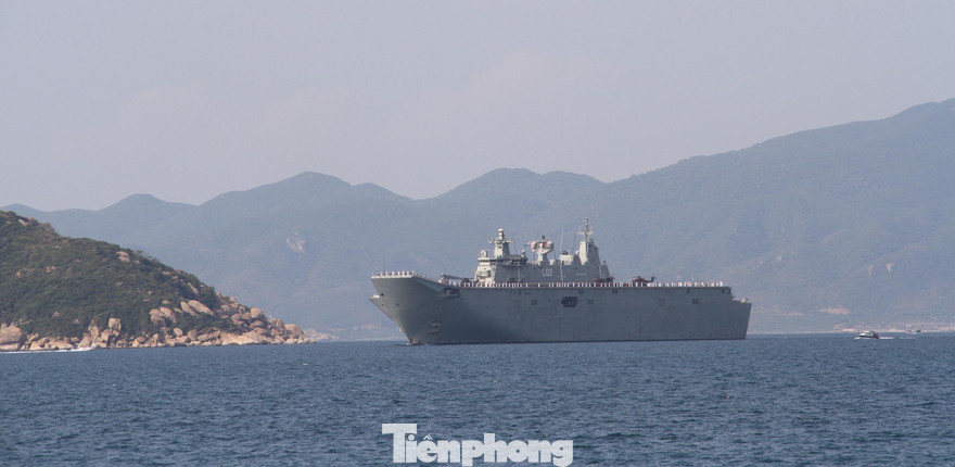 Hai tàu Hải quân Hoàng gia Australia thăm Cảng Quốc tế Cam Ranh