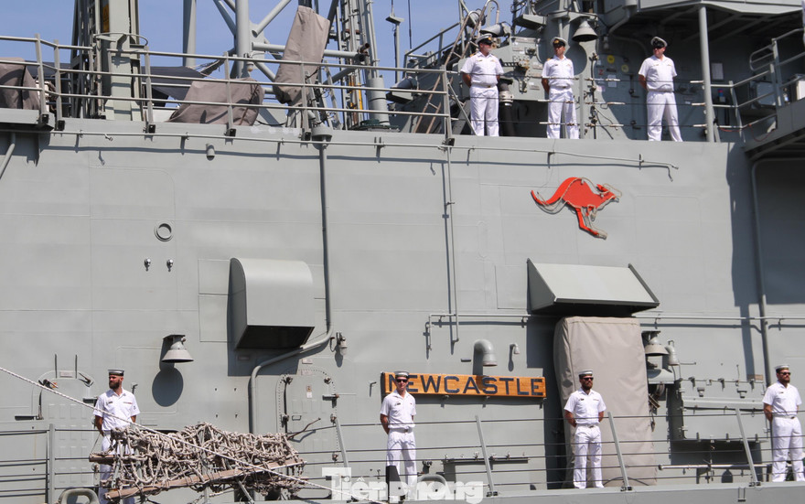 Cận cảnh sức mạnh tàu đổ bộ, tàu hộ vệ tên lửa Australia thăm Việt Nam