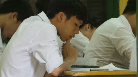  Thí sinh làm bài thi môn Toán ở Hội đồng thi trường THPT Cao Bá Quát.