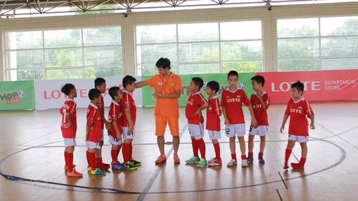 Xuân Bắc “bã” người vì các cầu thủ tí hon